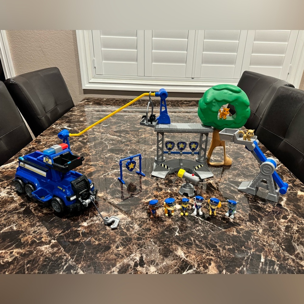 Paw Patrol total team rescue vehicle with training center